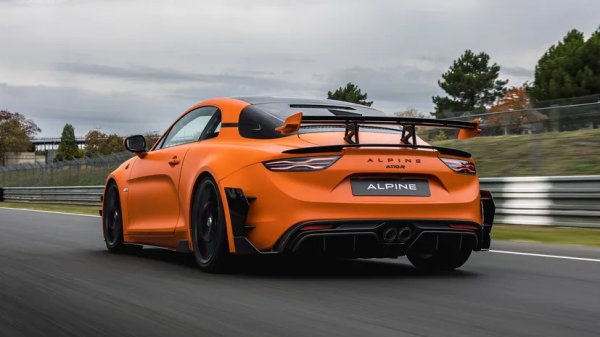 Един скромен 1,8-литров турбо четирицилиндров двигател, вграждан в третото поколение Megane RS, е издигнат до величие, разположен централно в по-изящния му братовчед от Alpine.

Издава приятно дрезгав и агресивен звук, независимо коя спецификация изберете, но адмирациите трябва да отидат при финалния A110 Ultime, който използва вътрешни компоненти от състезателен автомобил GT4 за върхови 345 к.с. 
